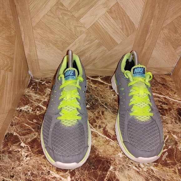 Nike women's Flex Run running shoes gray size 8.5.       A198 - Picture 8 of 14